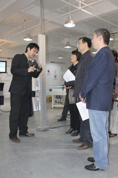 常熟市科技局官員認(rèn)真聽(tīng)取利奧創(chuàng)新科技工作人員介紹RFID讀取技術(shù)