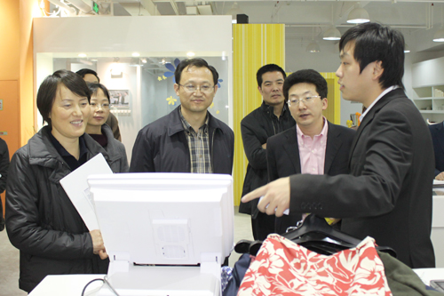 常熟市科技局張燕局長(zhǎng)觀看RFID智能收銀演示